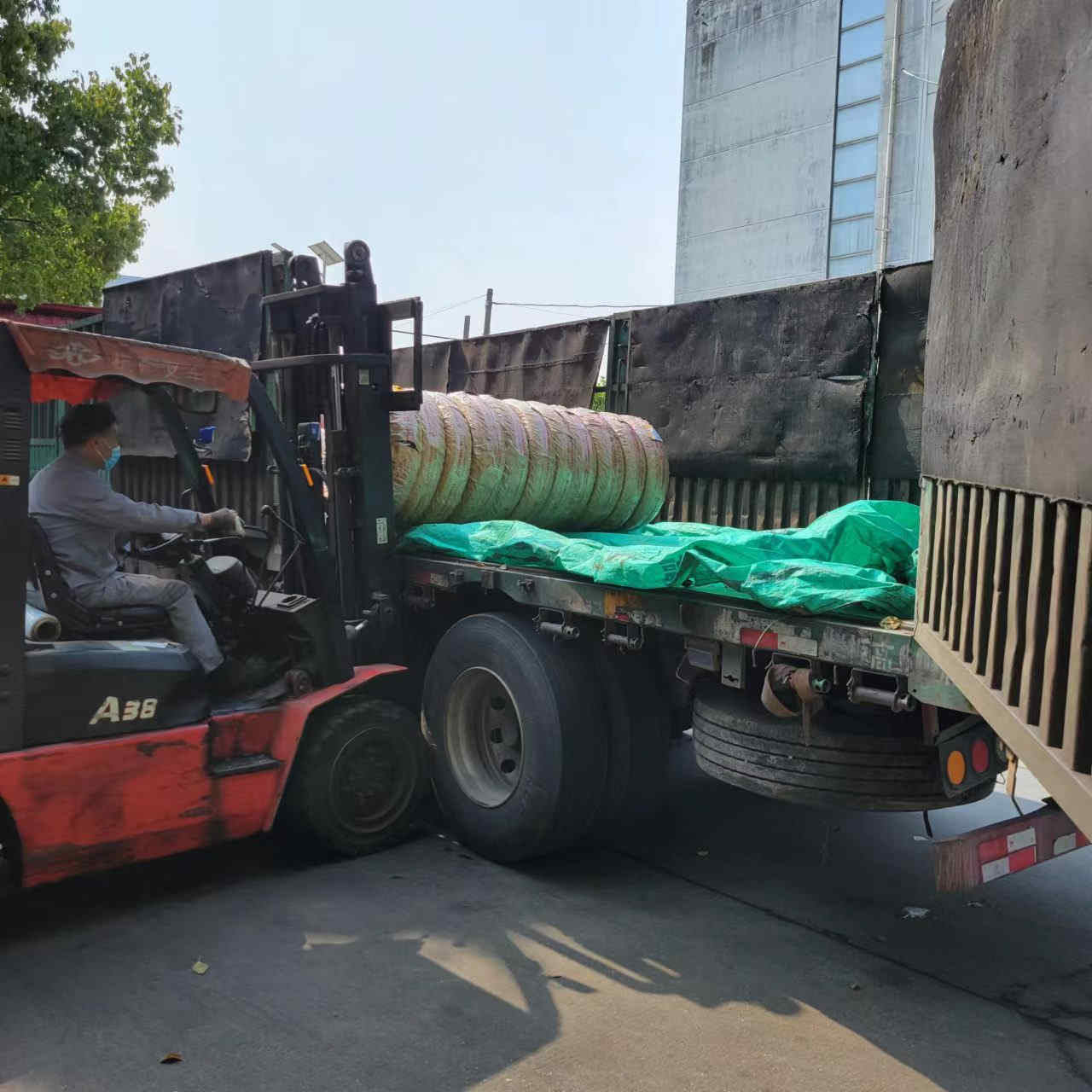 গ্রাহক পণ্য প্রস্তুত করে এবং পরিবহন করে